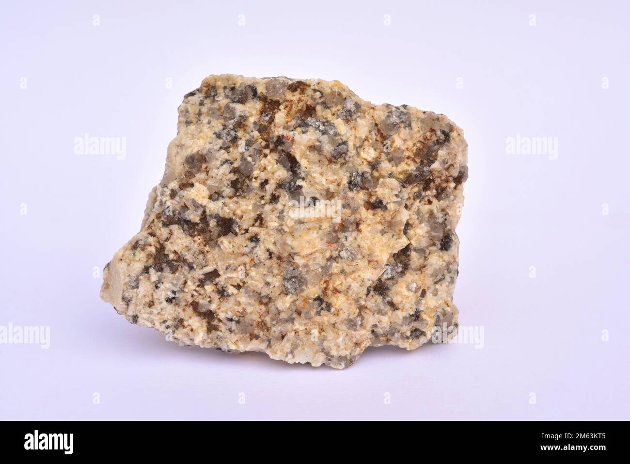 Granit ist ein bösartiger, aufdringlicher Felsen, der hauptsächlich für Quarz, Feldspat, Plagioclase und Glimmer verwendet wird. Probe. Stockfoto