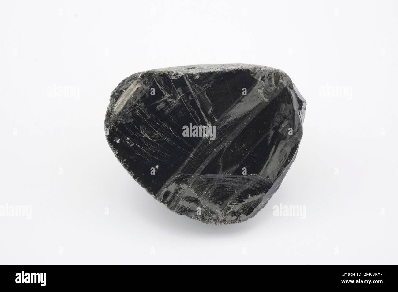 Obsidian ist ein vulkanischer Felsen mit glasiger Textur. Probe. Stockfoto