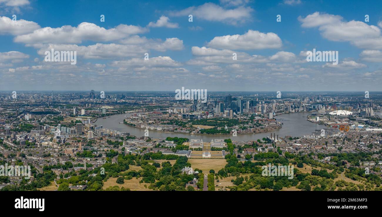 Panoramablick aus der Vogelperspektive auf Canary Wharf, City of London, Greenwich Naval College, die O2 Arena, docklands und die Skyline von London an einem sonnigen Tag. Stockfoto
