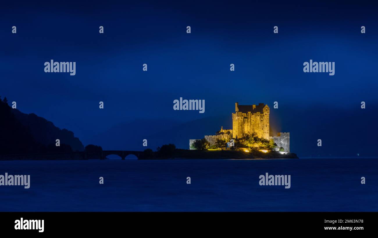 Eilean Donan Castle auf seiner Insel nahe Dornie in den schottischen Highlands, umgeben von den Meeresbuchten von Kintail. Stockfoto