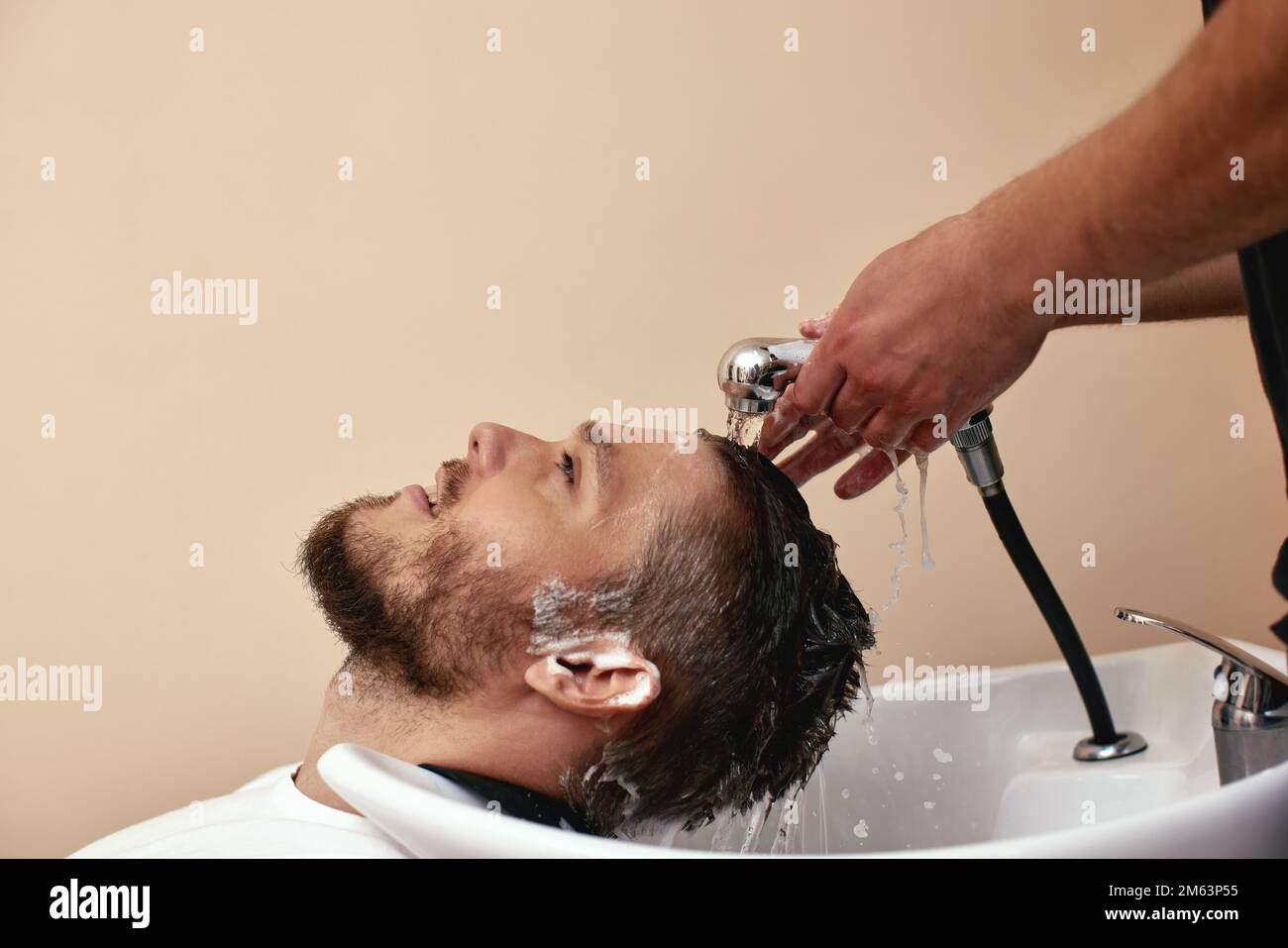 Friseur wäscht Haare eines Weißen, Nahaufnahme Stockfoto