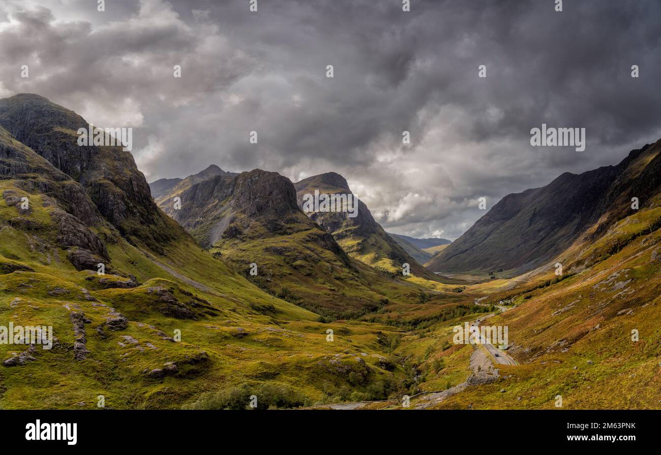Glencoe, Schottland, dramatische Berggipfel erheben sich über das malerische Tal in den schottischen Highlands. A82-Tal und drei Schwestern Stockfoto