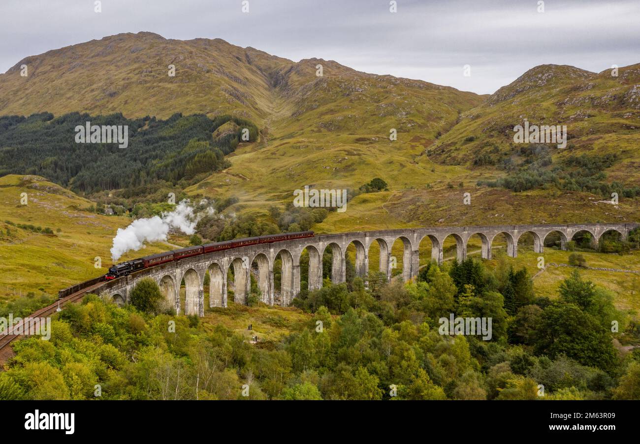 Glenfinnan Railway Viadukt mit einer Dampfeisenbahn, die die berühmte Brücke im schottischen Hochland überquert, die von Harry Potter und dem Hogwarts Express genutzt wurde. Stockfoto