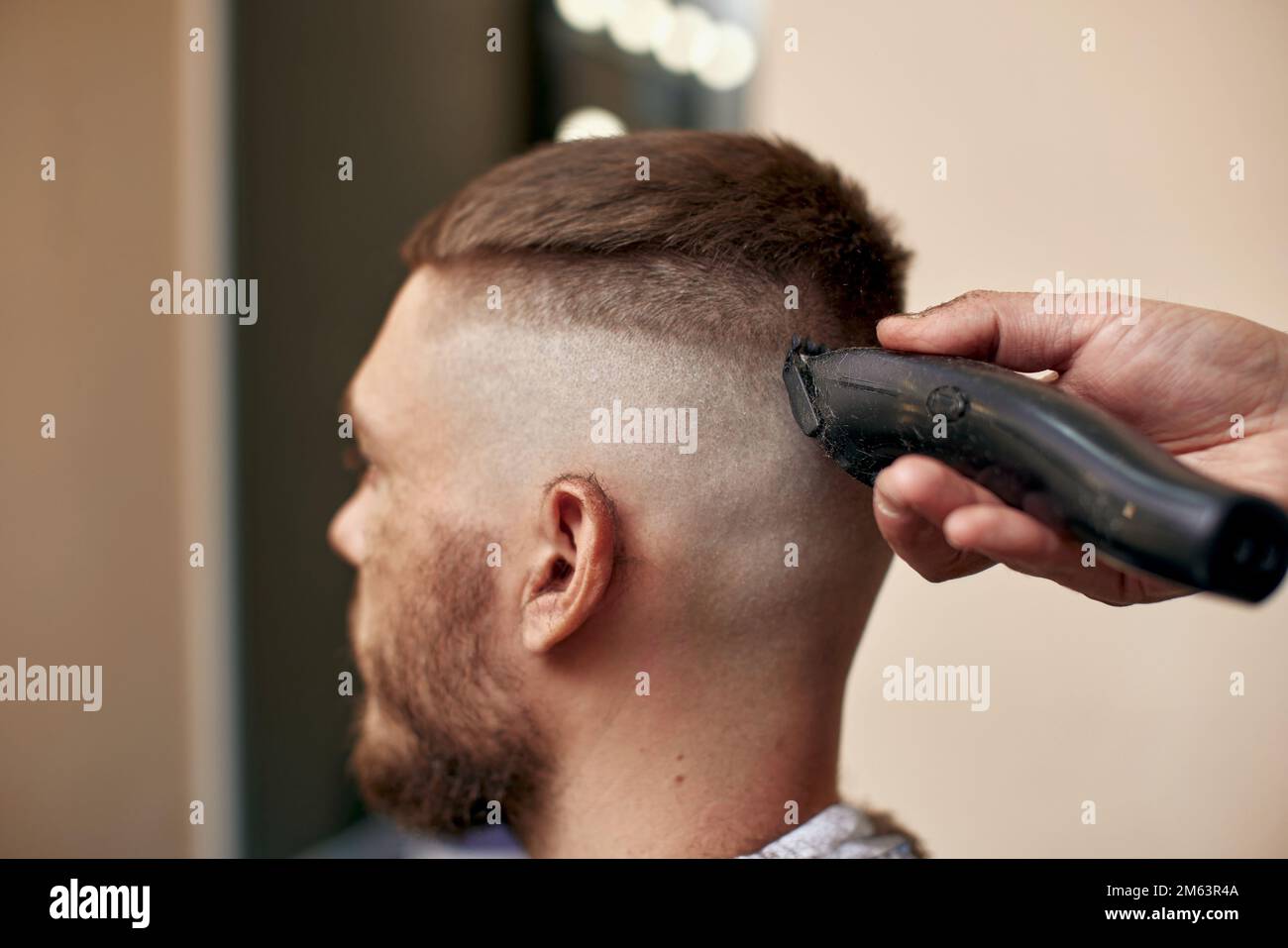 Friseur rasierender Weißer im Friseursalon Stockfoto