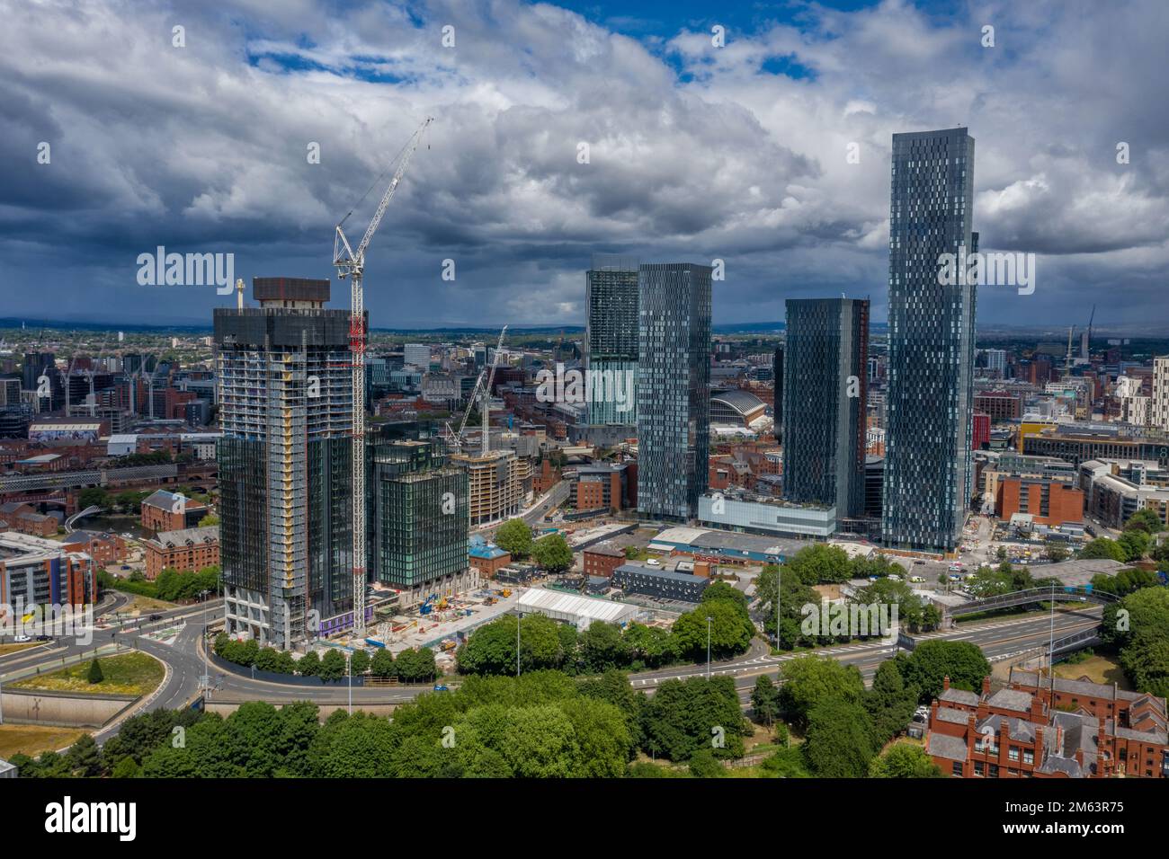 Deansgate Square, Manchester, England, moderner Wolkenkratzerkomplex dominiert die Stadtsilhouette mit Hochhaus-Wohntürmen. Stockfoto