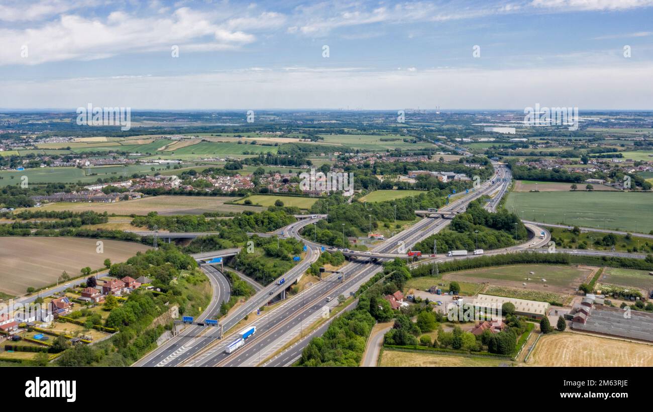Autobahnkreuz M1 und M62 in West Yorkshire, England, Luftaufnahme der großen Straßenkreuzung mit starkem Autobahnverkehr. Stockfoto