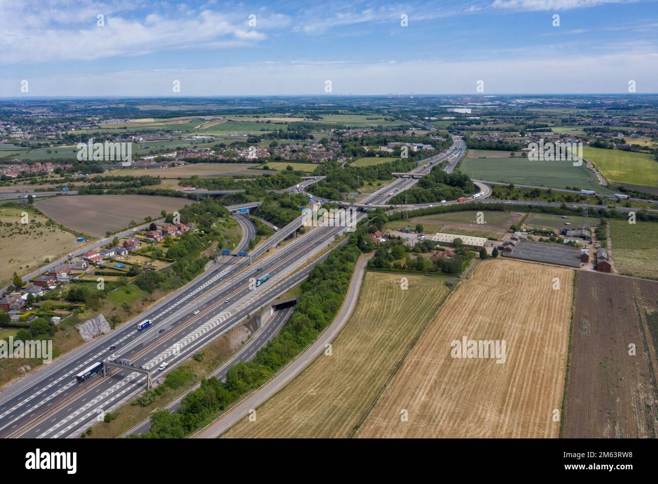 Autobahnkreuz M1 und M62 in West Yorkshire, England, Luftaufnahme der großen Straßenkreuzung mit starkem Autobahnverkehr. Stockfoto