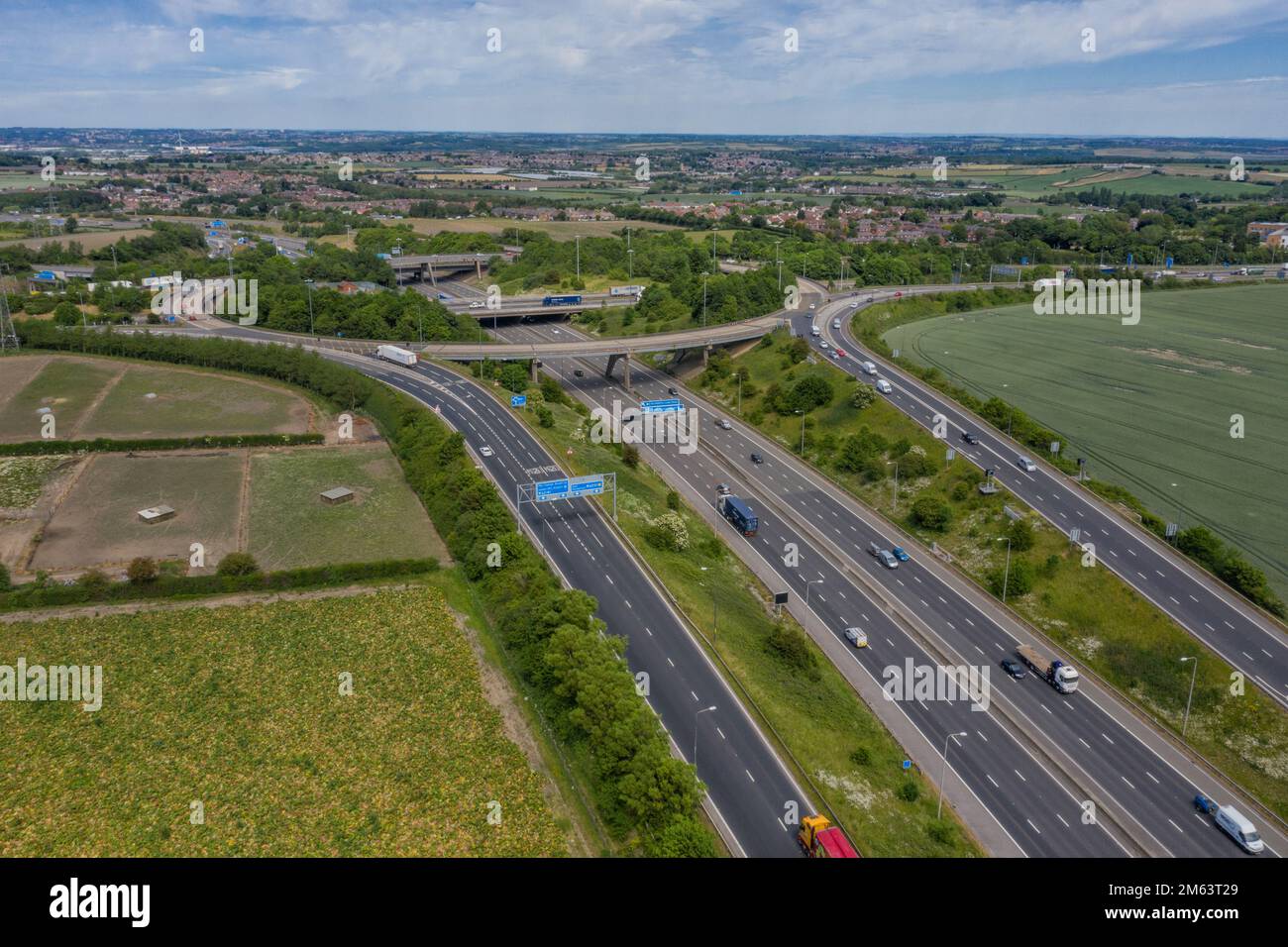 Autobahnkreuz M1 und M62 in West Yorkshire, England, Luftaufnahme der großen Straßenkreuzung mit starkem Autobahnverkehr. Stockfoto