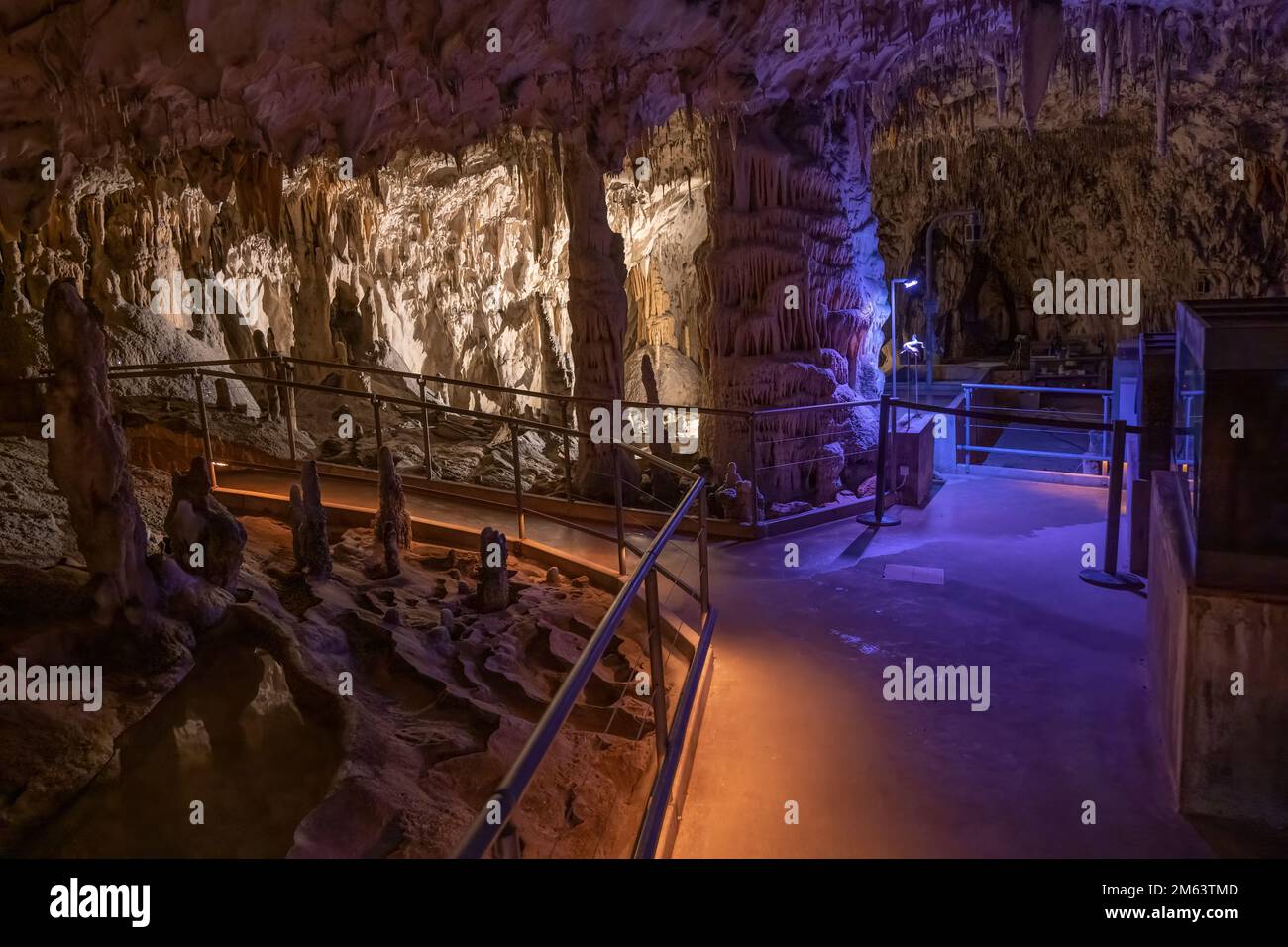 Postojna, Slowenien - 15. Juli 2022: Die Höhle von Postojna (Slowenisch: Postojnska jama) mit Fußwegen für Touristen, unterirdische Felsformationen in k Stockfoto