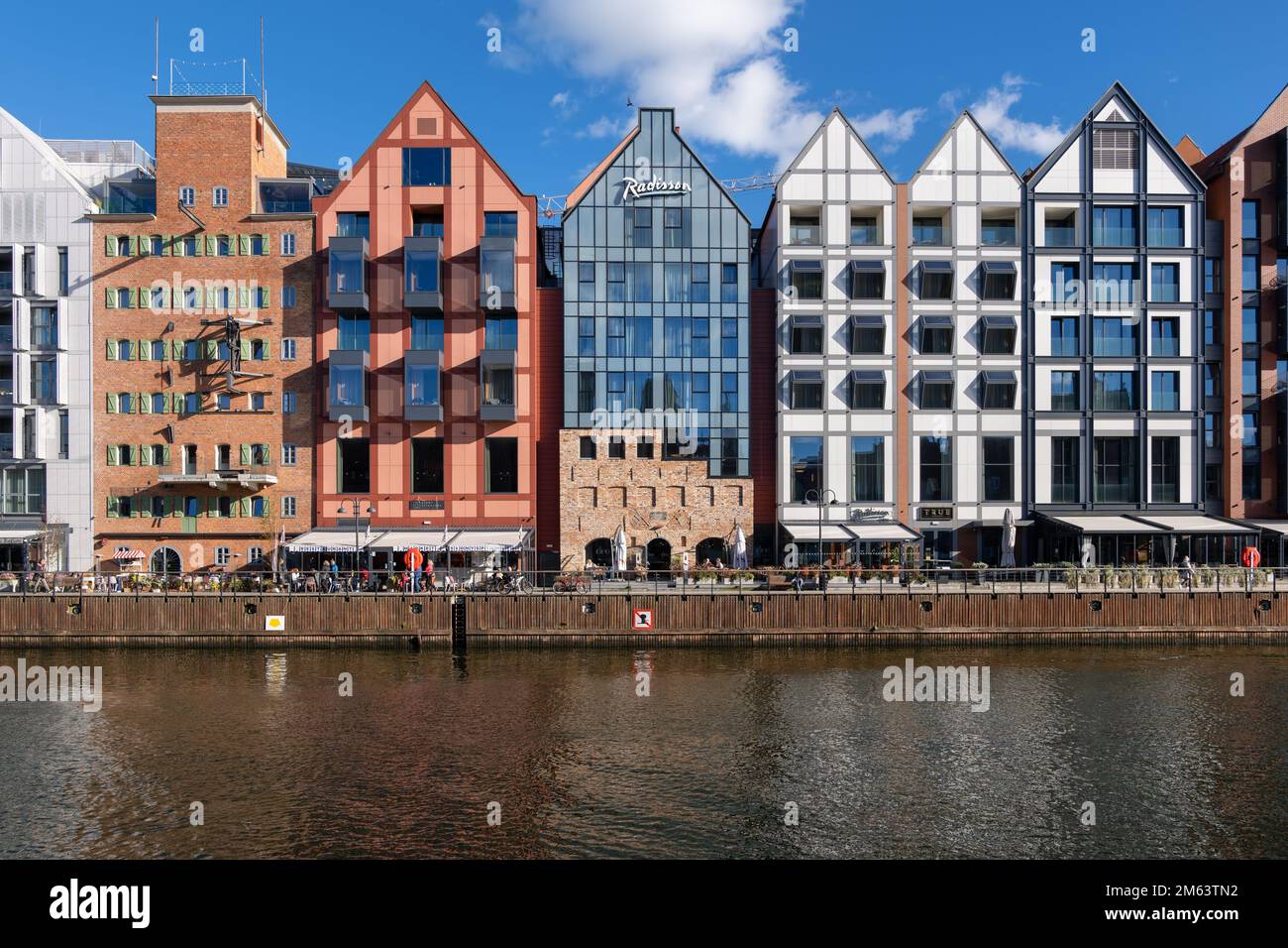 Danzig, Polen - 4. Oktober 2022 - Gebäude auf der Granary Island mit Radisson Hotel and Suites in der Mitte am Motlawa River. Stockfoto