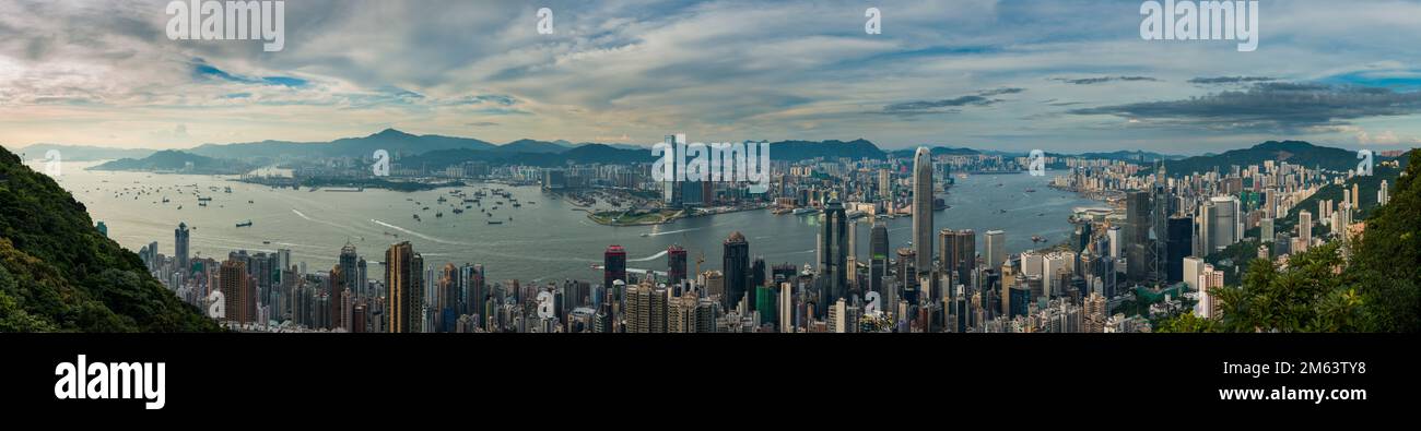 Hochauflösendes 180-Grad-Panorama von Hong Kong Island, Victoria Harbour und Kowloon in sanftem Nachmittagslicht, Blick nach Norden vom Gipfel, 2014 (162Mpx) Stockfoto