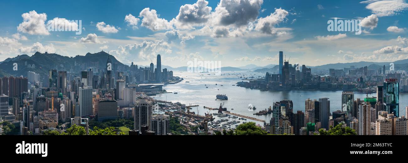 Hochauflösendes Panorama von Hong Kong Island, Victoria Harbour und Kowloon im Nachmittagslicht, Blick nach Westen von Braemar Hill, 2016 (158Mpx) Stockfoto