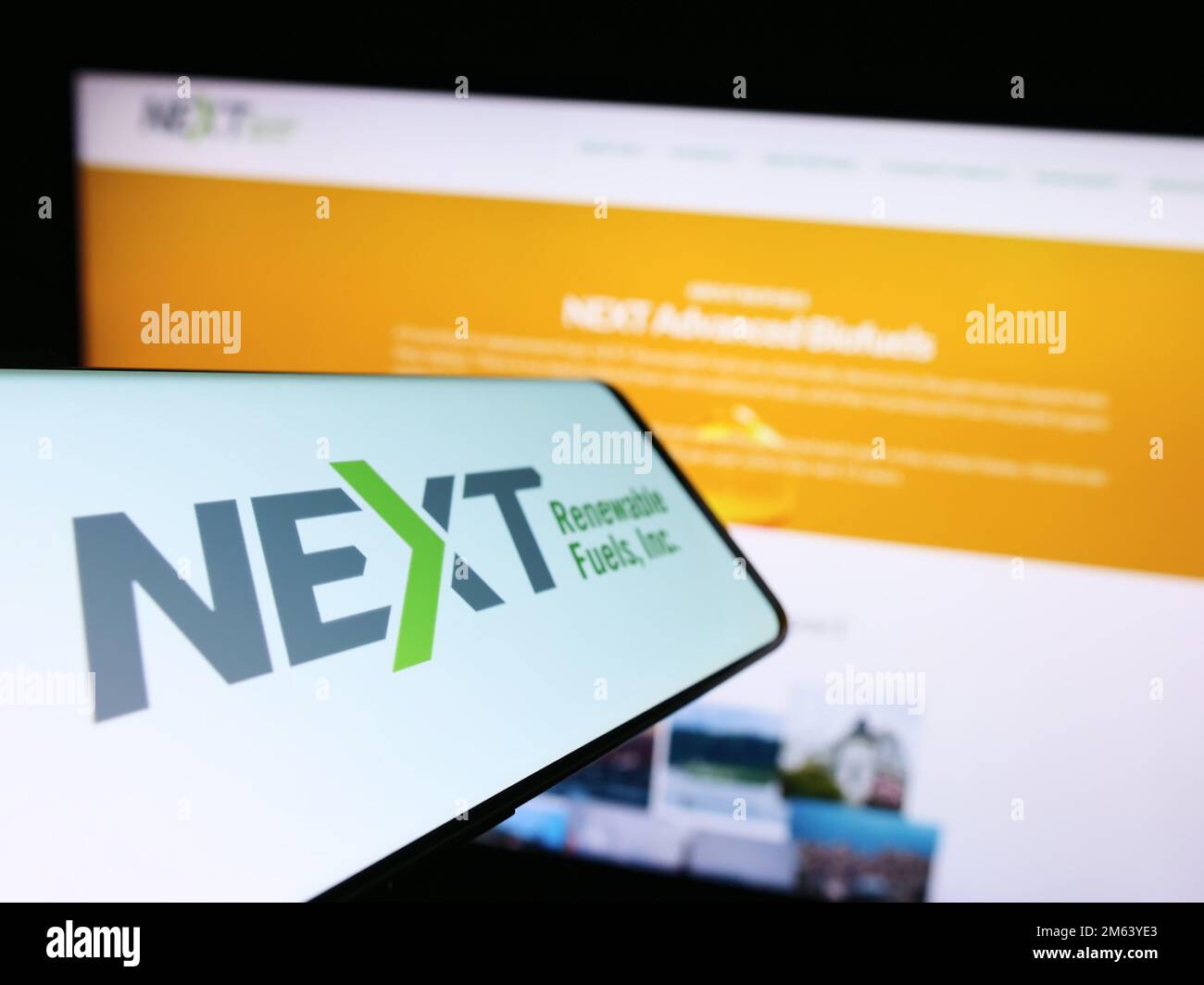 Mobiltelefon mit Logo der amerikanischen Firma NEXT Renewable Fuels Inc. Auf dem Bildschirm vor der Business-Website. Konzentrieren Sie sich auf die Mitte des Telefondisplays. Stockfoto