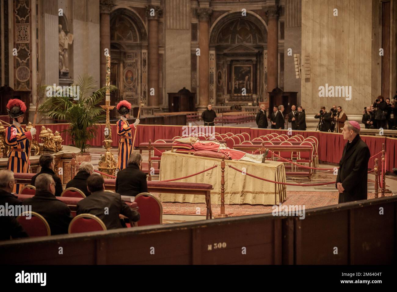 , Vatikan. 02. Januar 2023. Der Leichnam von Papst Emeritus Benedikt XVI ist öffentlich in St. Petersdom. Der Papst Emeritus war am Samstag im Alter von 95 Jahren gestorben. Kredit: Michael Kappeler/dpa/Alamy Live News Stockfoto