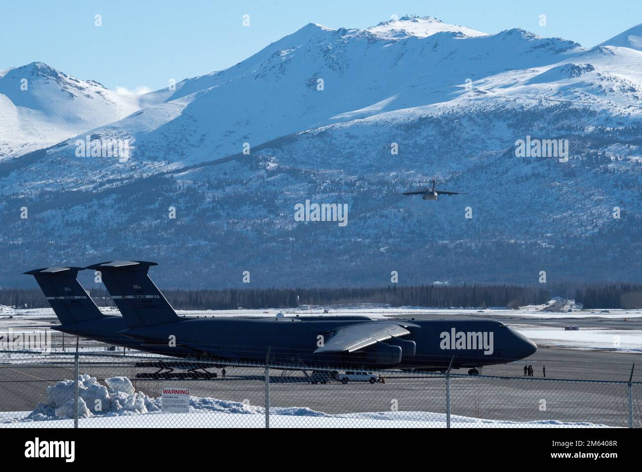 Ein Alaska Air National Guard C-17 Globemaster III, dem 176. Flügel zugewiesen, startet von der Joint Base Elmendorf-Richardson, Alaska, zur Unterstützung der Polarmacht 22-4, 30. März 2022. Dies ist die erste Polarmacht, die vom 3. Flügel angeführt wird, wobei der Schwerpunkt auf der Entwicklung von Agile Combat Employment und den USA liegt Fähigkeit der Pacific Air Forces, in einem umkämpften Umfeld zu kämpfen, in dem Zugangsbeschränkungen verweigert werden. Die Operationalisierung von Konzepten zur Verbesserung der Einsatzbereitschaft wie ACE ist entscheidend für einen freien und offenen Indo-Pacific. Stockfoto