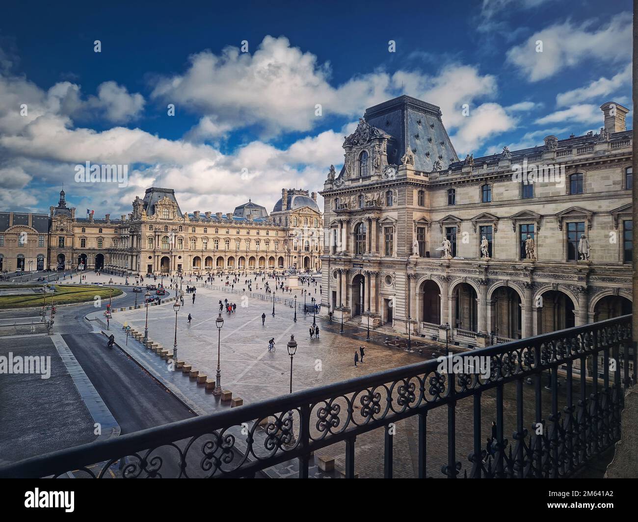 Louvre-Museumsviertel, Paris, Frankreich. Das berühmte Palastgebäude mit Blick auf die Stätte Stockfoto