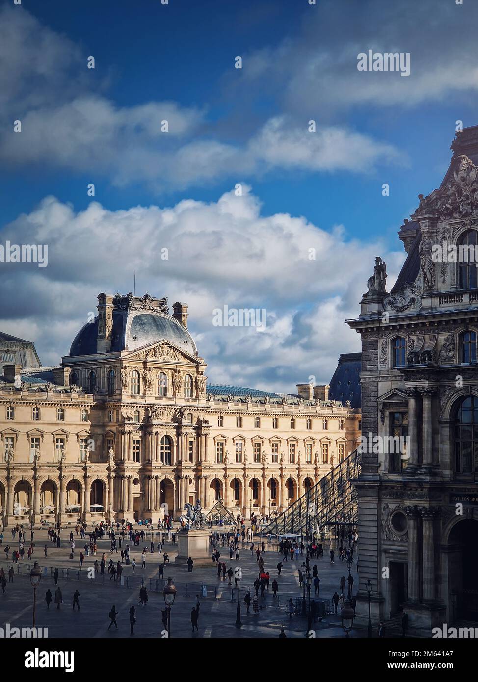 Louvre-Museumsviertel, Paris, Frankreich. Der berühmte Palast bietet einen vertikalen Hintergrund Stockfoto
