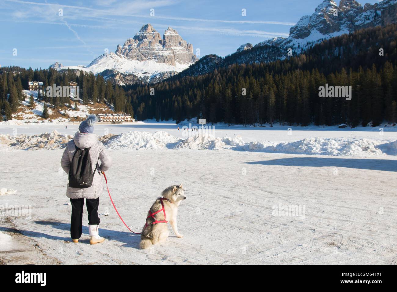 Sehr schöner Misurina See und Sexten Dolomiten oder Dolomiti di Sesto, Südtirol Region der Alpen während der Wintersaison mit Schnee Stockfoto