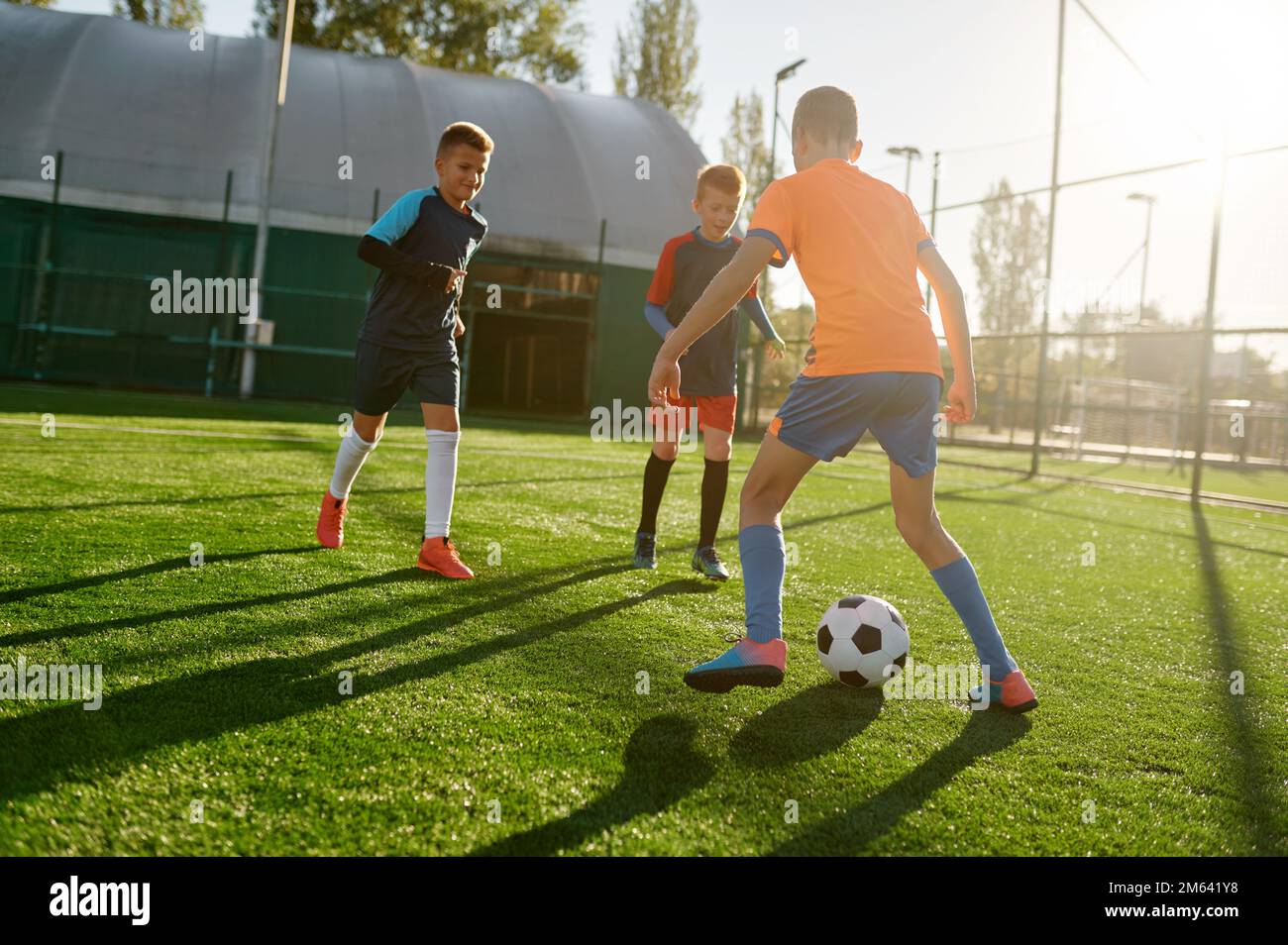 Junge Jungen im Sportfußballverein auf einer Trainingseinheit, die ihre Fähigkeiten verbessert Stockfoto