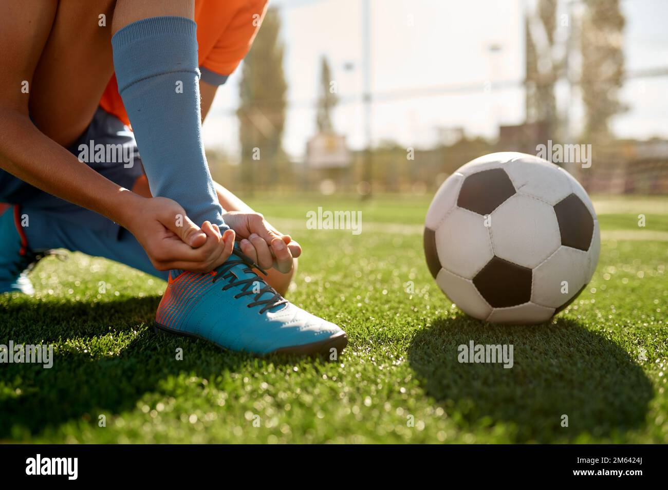 Fußball auf Rasen und Fußballmannschaftstraining für Kinder Stockfoto