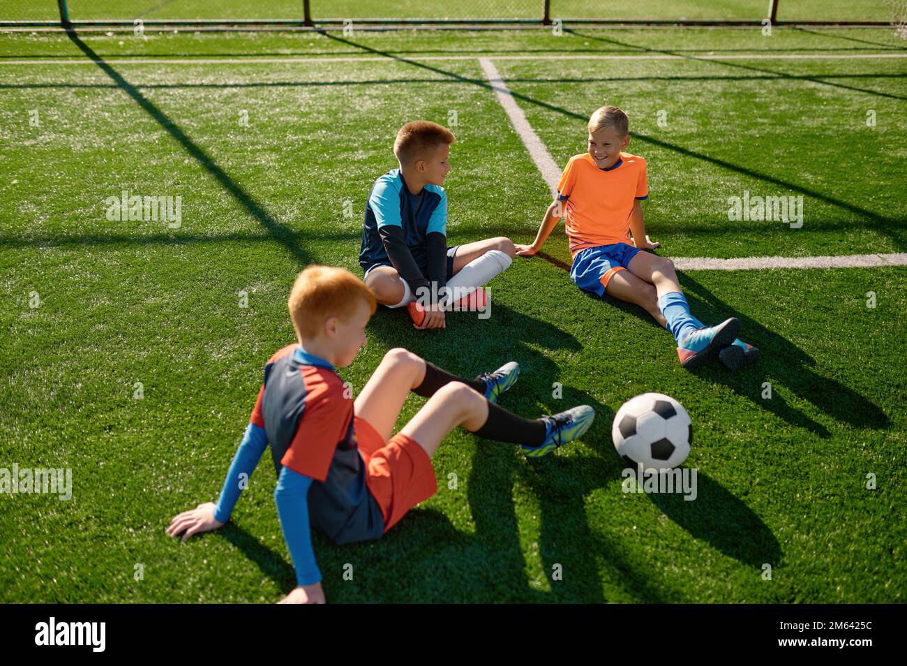 Teenager-Jungs-Football-Team, das auf dem Fußballfeld spricht Stockfoto