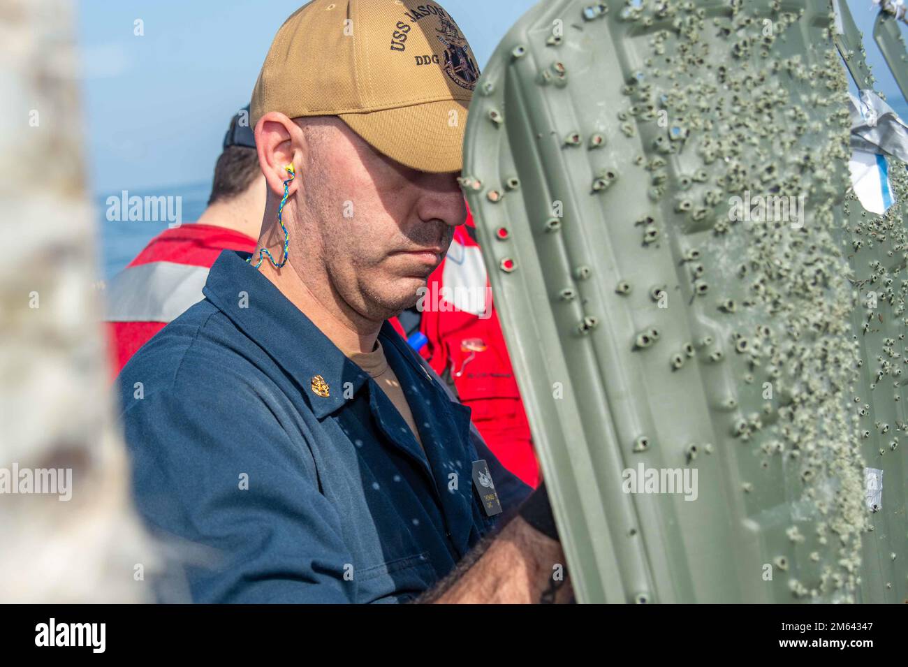 220330-N-UP745-1073 OSTMEDITERRANES MEER (30. März 2022) Chief Gunner's Mate Thomas Frederick aus Rockford, Illinois, hat während einer Qualifikationsübung an Bord des Arleigh Burke-Class Guided-Missile Destroyer USS Jason Dunham (DDG 109) am 30. März 2022 ein Maschinengewehr-Zielblatt mit M240B Noten. Jason Dunham ist Teil der ständigen NATO Maritime Group Two (SNMG2), einer von vier ständigen Truppen, die die maritime Komponente der Gemeinsamen Task Force für sehr hohe Bereitschaft (Very High Readiness Joint Task Force, VJTF) bilden. Über einen geplanten Einsatz im US-Flottengebiet 6. zur Unterstützung von Maßnahmen zur Gefahrenabwehr im Seeverkehr sowie von CO Stockfoto