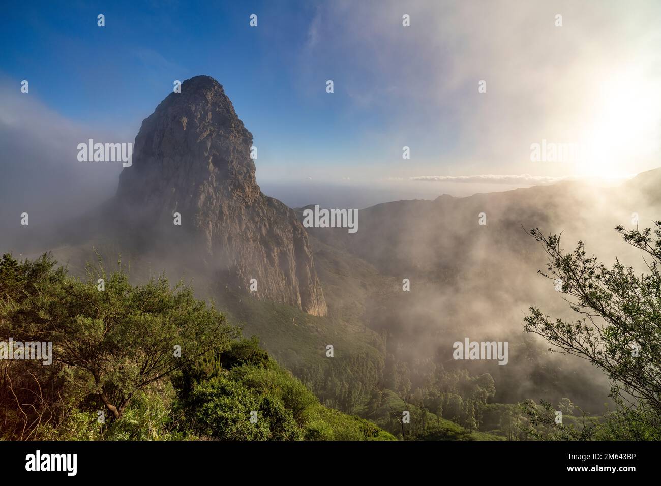 Der vulkanische Felsen Roque de Agando, Symbol der Insel La Gomera, Kanarische Inseln, Spanien | die prominente vulkanische Felsformation Roque de Aga Stockfoto