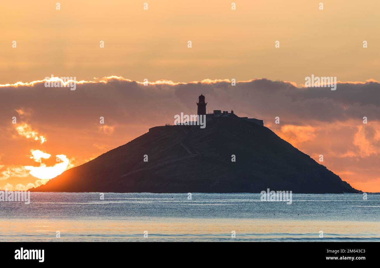 Ballycotton, Cork, Irland. 02. Januar 2023. Sonnenaufgang über der Insel und dem Leuchtturm in BallyCotton Bay, Co Cork, Irland. David Creedon/Alamy Live News Stockfoto