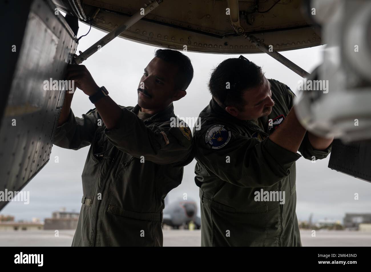 USA Die Luftwaffenkapitäne. Christopher Guzman, Left, und Joe Wolfer, 909. Air Tanken Squadron Pilots, führen Vorflugkontrollen eines KC-135 Stratotankers am Kadena Air Base, Japan, am 31. März 2022 durch. Der KC-135 Stratotanker bietet die Kernkapazität für das Betanken aus der Luft in den USA Air Force, unterstützt auch die USA Navy, USA Marinekorps und Flugzeuge der Alliierten Nation. Stockfoto