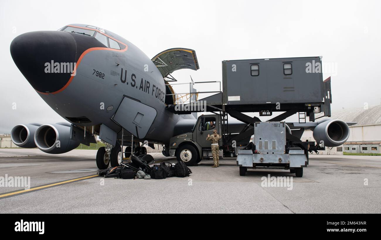 Ein KC-135 Stratotanker, der der 909. Air Tanken Geschwader zugeteilt wurde, wird vor einem Trainingsflug am Kadena Air Base, Japan, am 31. März 2022 mit Vorräten beladen. Der KC-135 Stratotanker bietet die Kernkapazität für das Betanken aus der Luft in den USA Air Force, unterstützt auch die USA Navy, USA Marinekorps und Flugzeuge der Alliierten Nation. Stockfoto