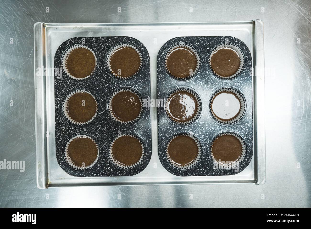 Leckere Schokoladen-Muffins. Cupcake-Teig. Draufsicht. Indoor-Aufnahme. Speicherplatz kopieren. Hochwertiges Foto Stockfoto