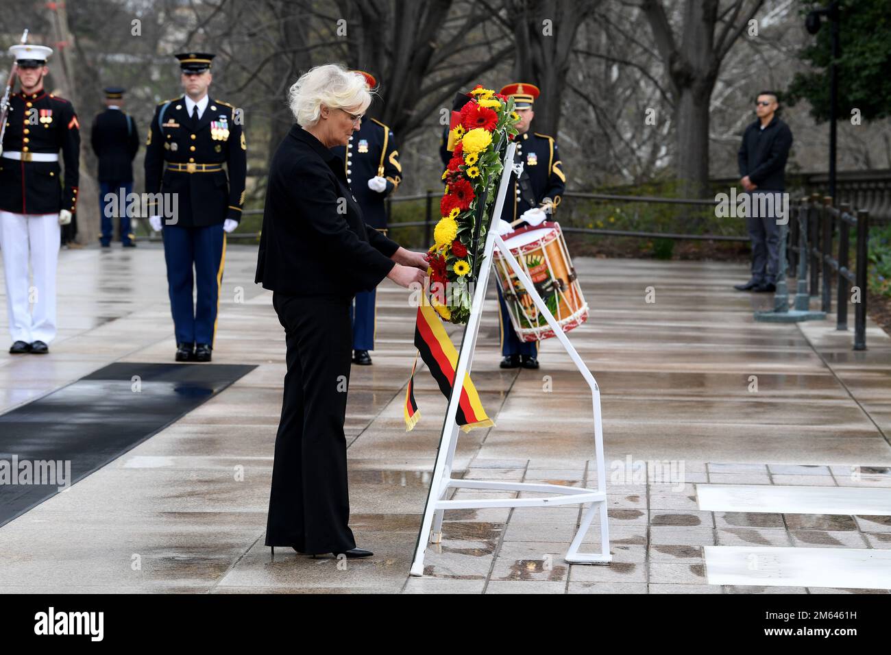 Bundesministerin Christine Lambrecht legt einen Kranz am Grab des unbekannten Soldaten auf dem Nationalfriedhof Arlington, Virginia, am 30. März 2022. Gastgeber dieser Veranstaltung war Generalmajor Allan M. Pepin, kommandierender General, Joint Task Force-National Capital Region/U.S. Militärbezirk der Armee von Washington. Stockfoto