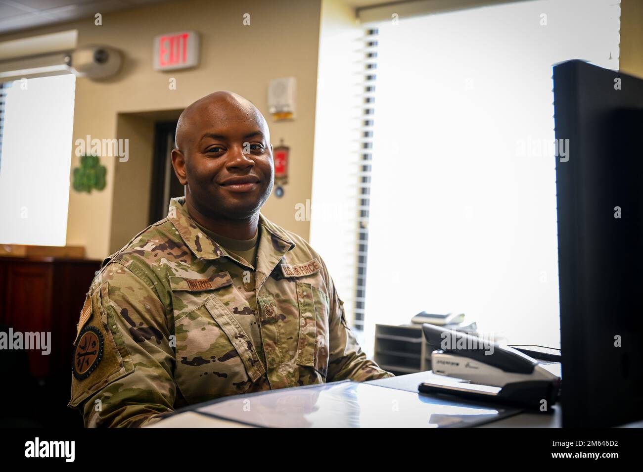 Georgia Air National Guardsman Tech. Sergeant Britt Dodd, Experte für Flottenmanagement und -Analyse am 165. Airlift Wing, posiert am 30. März 2022 in Savannah, Georgia, für ein Foto. Dodd führt die administrativen Aufgaben aus, die in 165. Vehicle Maintenance erforderlich sind. Dazu gehören das Schließen von Arbeitsaufträgen und die Nachverfolgung von Rechnungen für Teilebestellungen. Stockfoto