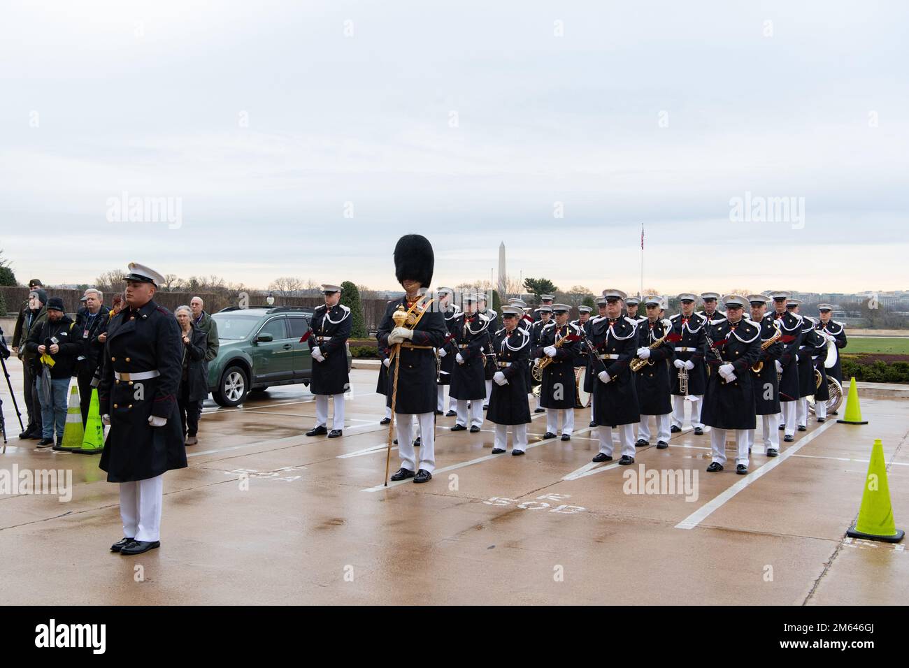 USA Marines, die den „President's Own“ USA zugeteilt wurden Die Marine Band nimmt am 30. März 2022 im Pentagon in Arlington, Virginia, Teil an einer Ehrensperrung zu Ehren der deutschen Verteidigungsministerin Christine Lambrecht. Verteidigungsminister Lloyd J. Austin III. War Gastgeber der Veranstaltung. Stockfoto