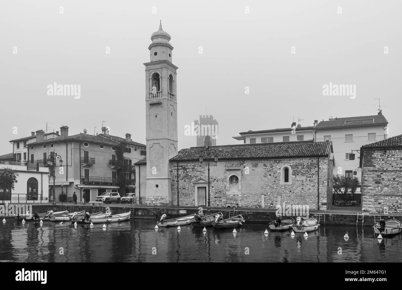 Hafen von Lazise am Gardasee, rechts die Kirche San Nicolò, Lazise, Provinz Verona, Norditalien, Europa, Stockfoto