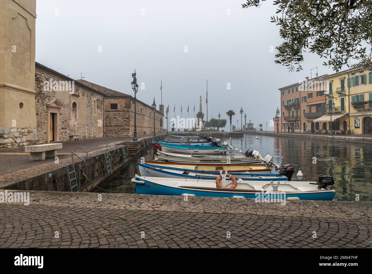 Alter Hafen der kleinen und malerischen Stadt Lazise am Gardasee in der Wintersaison. Lazise, Provinz Verona, Norditalien - Europa Stockfoto