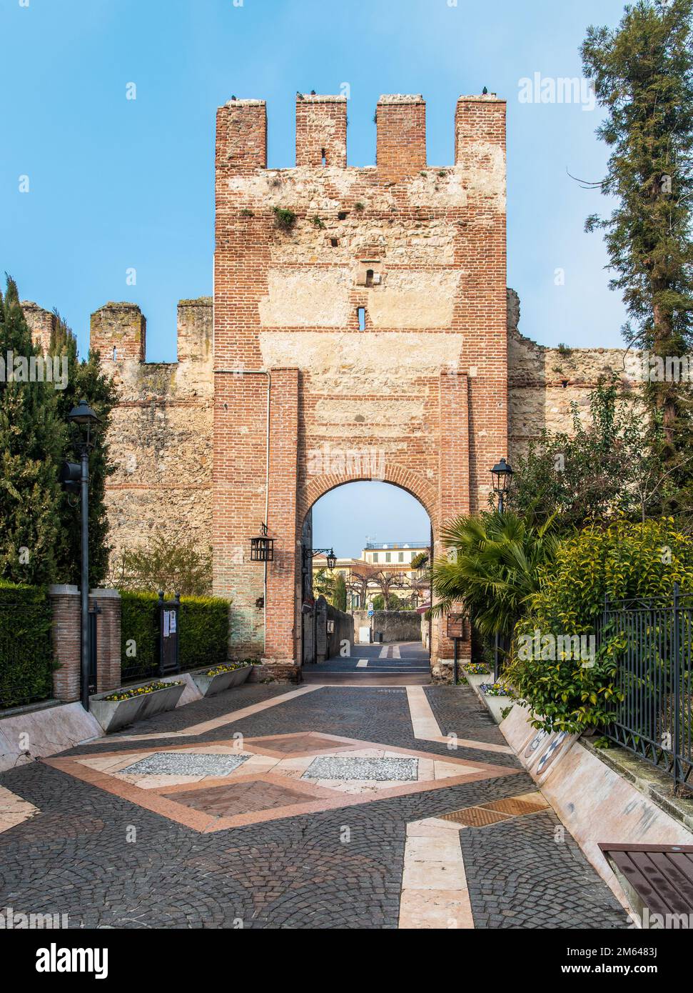 Tor des Löwen vom Heiligen Markus und Turm der ummauerten Stadt Lazise am Gardasee, Provinz Verona, Region Veneto, Norditalien, Europa Stockfoto
