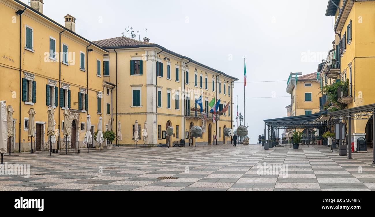 Historisches Zentrum der malerischen Stadt Lazise am Gardasee in der Wintersaison. Lazise, Provinz Verona, Norditalien, Europa Stockfoto