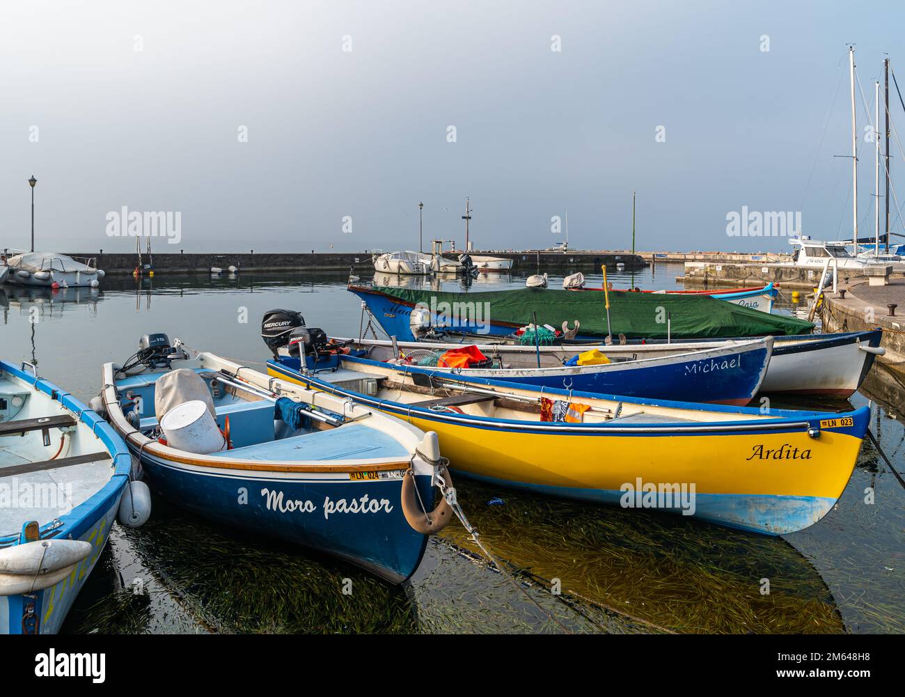 Alter Hafen der kleinen und malerischen Stadt Lazise am Gardasee in der Wintersaison. Lazise, Provinz Verona, Norditalien, Europa Stockfoto