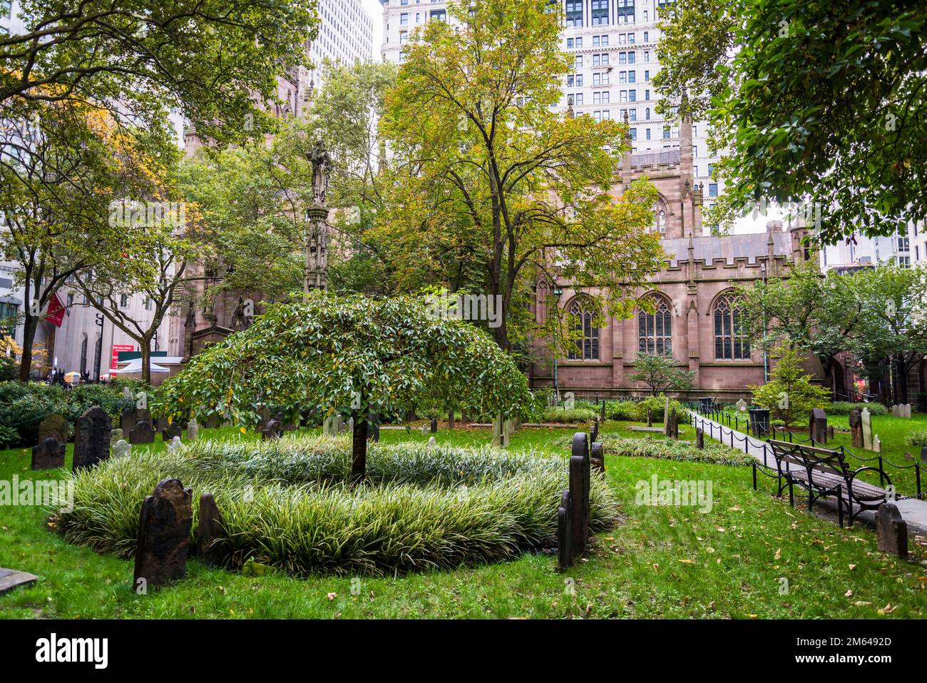 Trinity Church, historische Bischofskirche und Friedhof, wo Alexander Hamilton und andere frühe Amerikaner begraben sind, Finanzviertel von Lower Manhattan Stockfoto