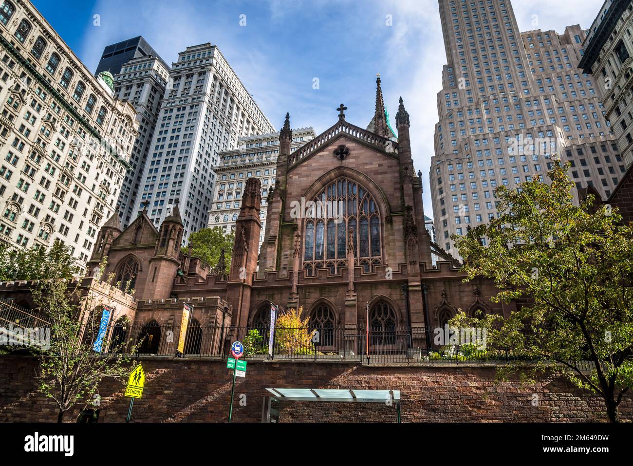 Trinity Church, historische Bischofskirche und Friedhof, wo Alexander Hamilton und andere frühe Amerikaner begraben sind, Finanzviertel von Lower Manhattan Stockfoto