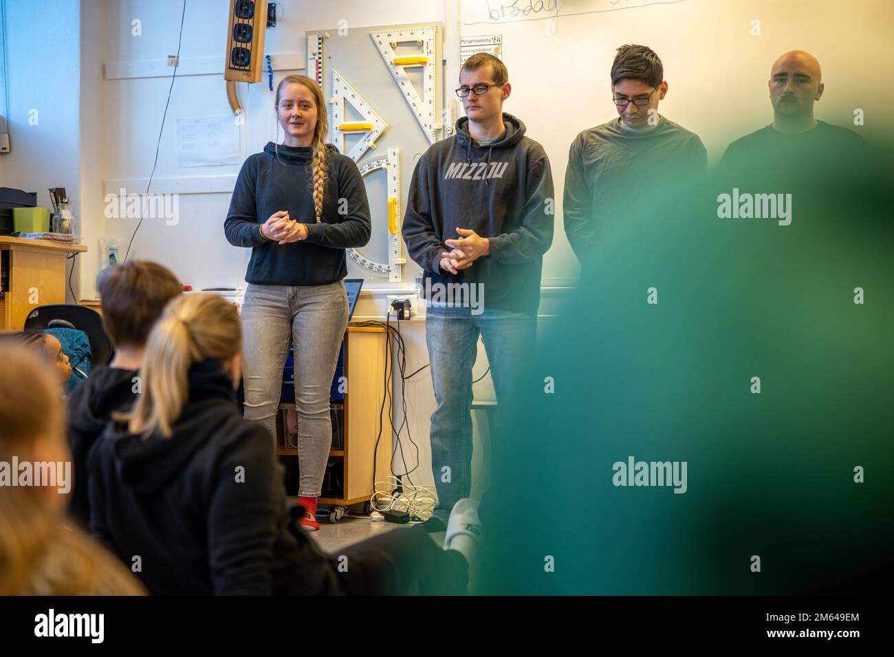 USA Marines und Matrosen sprechen mit norwegischen Studenten darüber, wie das amerikanische und militärische Leben für die USA ist Marines during Exercise Cold Response 2022, Bodo, Norwegen, 31. März 2022. Die Marines und Matrosen sind der 2. Marine Expeditionstruppe zugeteilt. Übung Cold Response '22 ist eine alle zwei Jahre stattfindende norwegische Übung zur nationalen Bereitschaft und Verteidigung, die in ganz Norwegen stattfindet, unter Beteiligung jedes seiner Militärdienste sowie von 26 weiteren alliierten NATO-Nationen und regionalen Partnern. Stockfoto