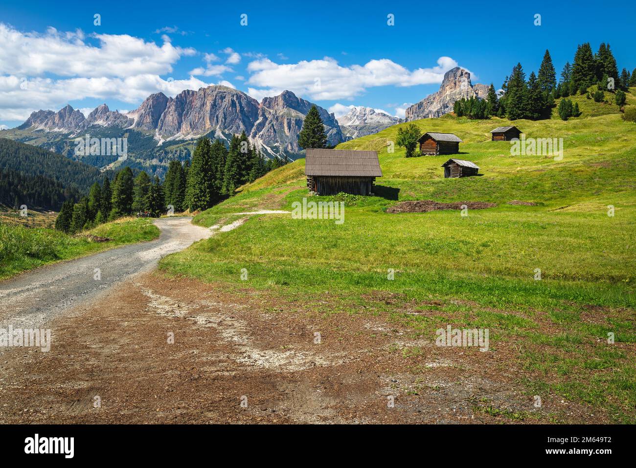 Wunderschönes Val-Badia-Tal mit Holzhütten auf den wunderschönen grünen Feldern, Dolomiten, Italien, Europa Stockfoto