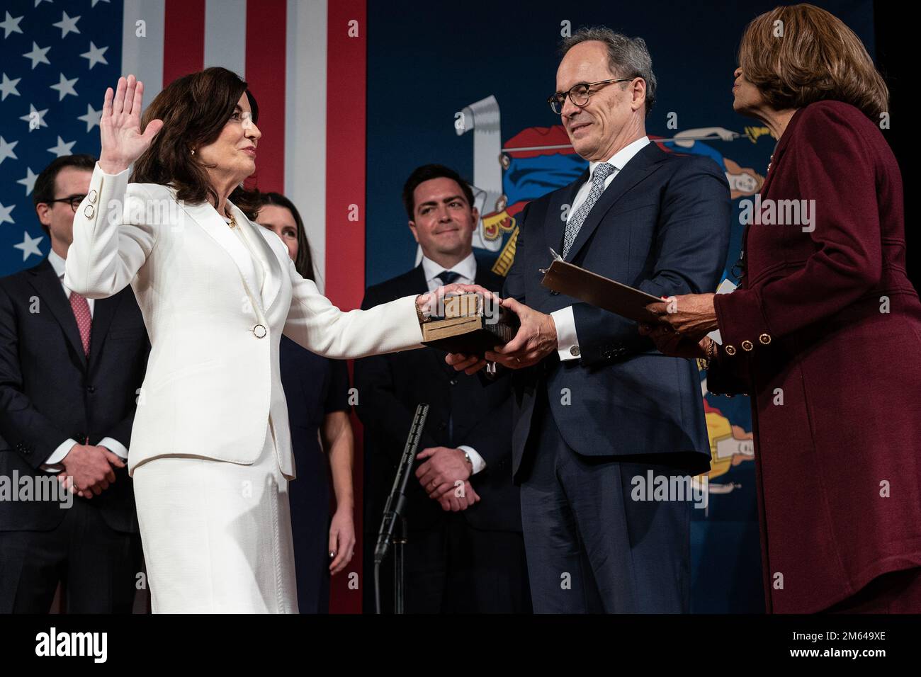 1. Januar 2023, Albany, New York, Vereinigte Staaten: Kathy Hochul wurde am 1. Januar 2023 von Hazel Dukes zum 57. Gouverneur des Bundesstaats New York ernannt, wobei Familienangehörige während der Einweihungszeremonie für New Yorker Beamte im Empire State Plaza Convention Center in Albany anwesend waren. Gouverneur Kathy Hochul wurde als erste weibliche Gouverneurin des Staates New York für die volle Amtszeit vereidigt. Gouverneur Hochul wurde œStates Bibleâ zwei Bibeln vereidigt, darunter eine familienbibel und die â€ auf Darlehen der Franklin Delano Roosevelt Präsidentenbibliothek. Die Staatliche Bibel, veröffentlicht 1830 in Niederländisch, urig Stockfoto