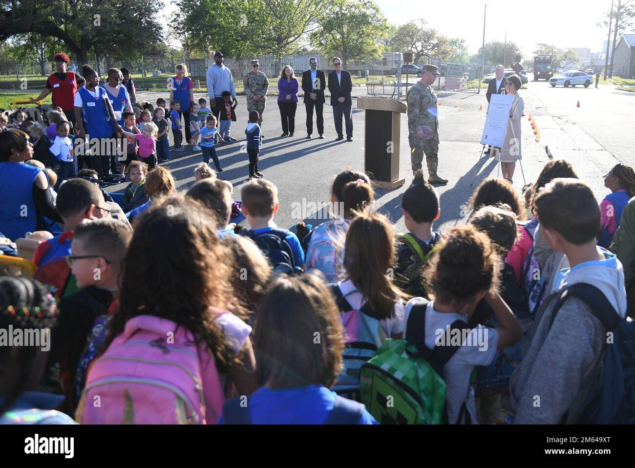 USA Oberstleutnant David Mays, 81. Stellvertretender Befehlshaber der Mission Support Group, liest den Monat der Military Child Proklamation vor dem Jugendzentrum am Keesler Air Force Base, Mississippi, 31. März 2022. Der Monat des Militärkindes wird im April gefeiert. Stockfoto