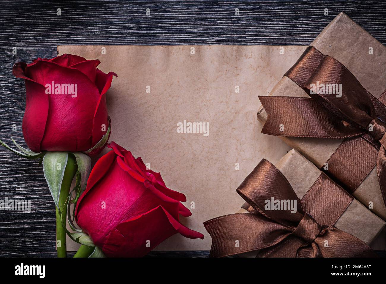 Geschenkboxen aus rotem Papier mit natürlichem Duft von Rosen im Vintage-Stil. Stockfoto
