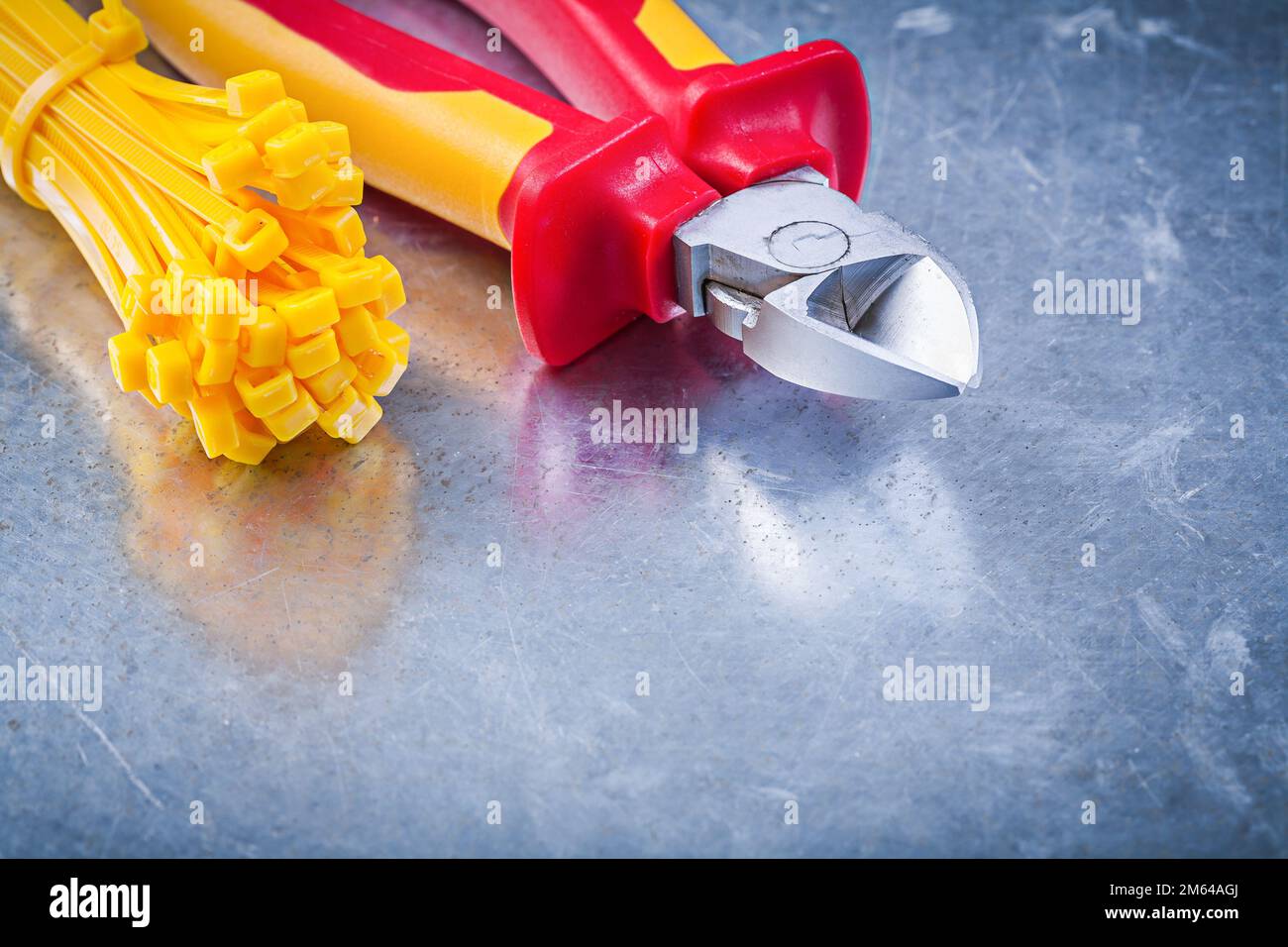 Drahtschneider-Kabelbinder auf metallischem Hintergrund. Stockfoto