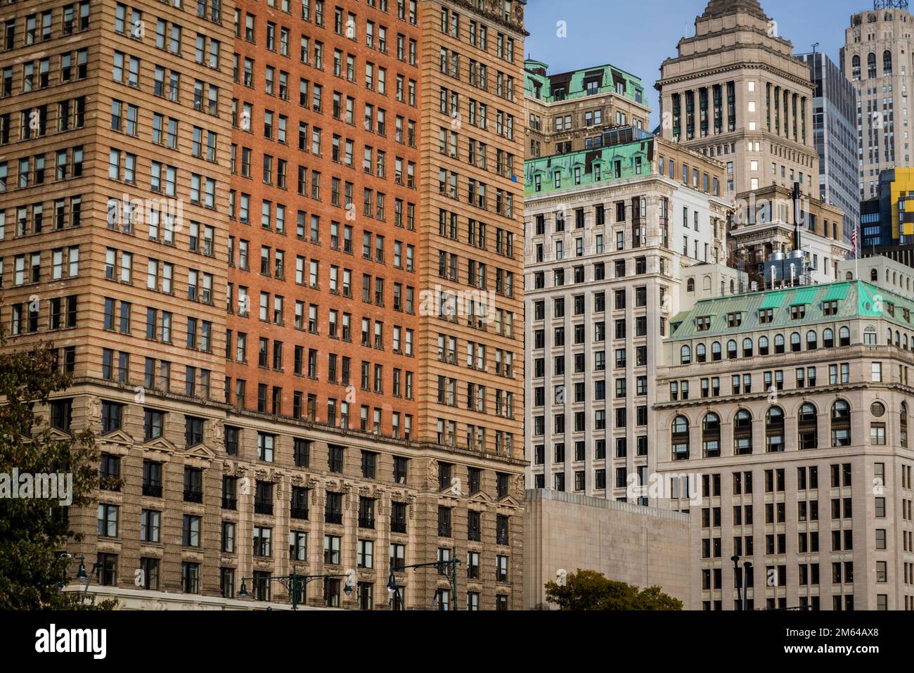 Blick vom Battery Park auf die Gebäude mit hoher Dichte, Lower Manhattan, New York City, USA Stockfoto