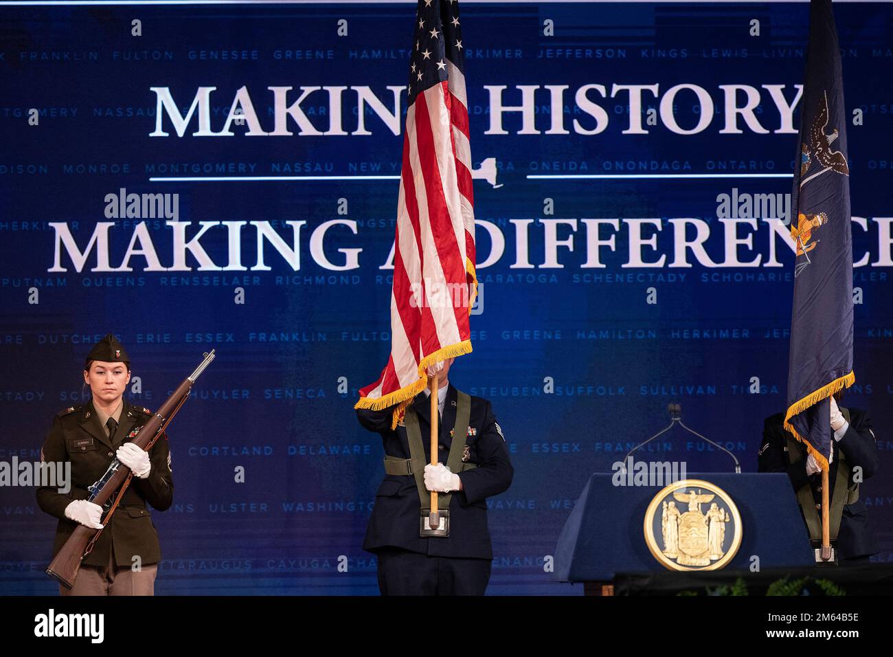 Albany, New York, USA. 1. Januar 2023. Präsentation von Farben während der Einweihungszeremonie für New Yorker Staatsbeamte im Empire State Plaza Convention Center in Albany. Gouverneur Kathy Hochul wurde als erste weibliche Gouverneurin des Staates New York für die volle Amtszeit vereidigt. (Kreditbild: © Fotograf Lev Radin/Pacific Press via ZUMA Press Wire) Stockfoto