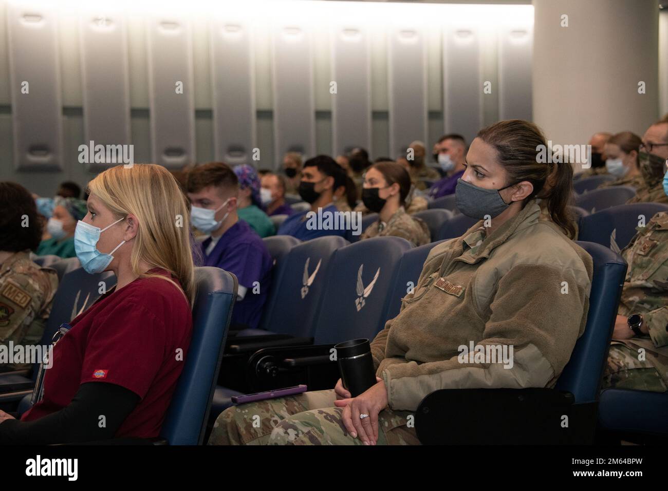 USA Luftstreitkräfte besuchen das David Grant USAF Medical Center alle Anrufe am Travis Air Force Base, Kalifornien, 31. März 2022. Die Luftwaffe hörten sich die Führungsriege an, die sich mit den Änderungen der medizinischen Standards der USAF auseinandersetzte. (USA Air Force Phot o von Heide Couch) Stockfoto